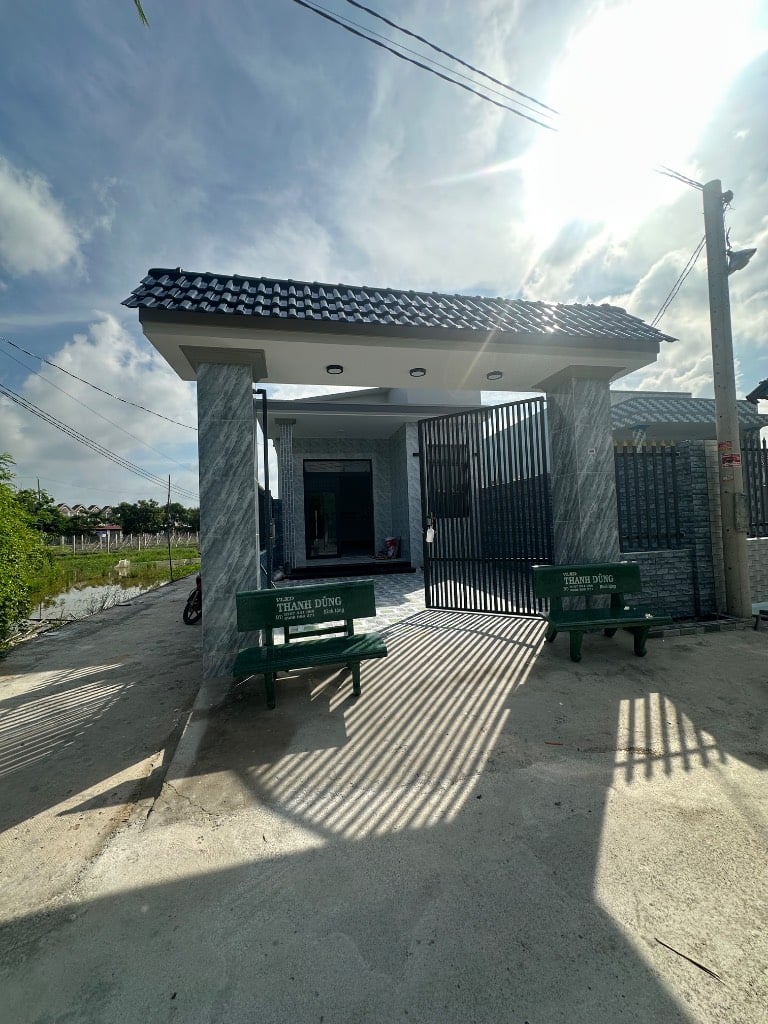 BÁN NHÀ ẤP LONG THỚI LONG AN, NHÀ MỚI ĐẸP, SÂN RỘNG ĐẬU Ô TÔ, CHỈ 2 TỶ 8