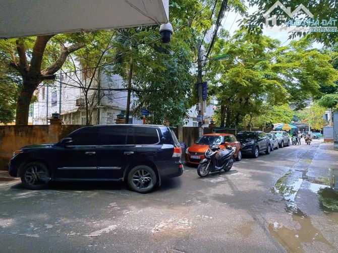8 tầng thang máy lô góc oto tránh đỗ Nguyễn Văn Huyên, sử dụng 50m2 thông sàn. Gấp 16.5 tỷ