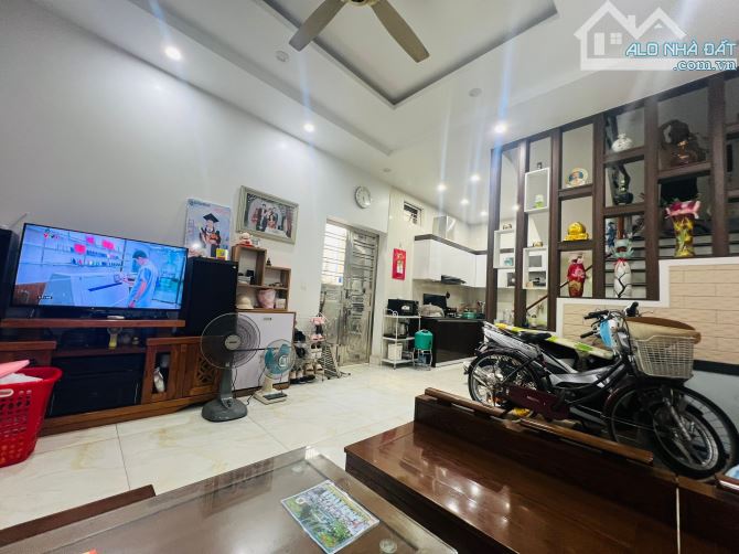 CHỈ 2,8 TỶ SỞ HỮU NHÀ 3 TẦNG ĐỘC LẬP CĂN GÓC TẠI ĐỘI VĂN – HỒNG BÀNG