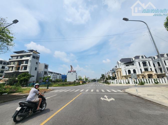 Bán căn góc 3 tầng Biệt thự Văn Phú BigC dt 450m mt 20m giá 53 tỷ
