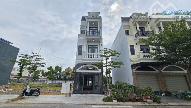 Bán nhà mới 1T2L 4x15m, đường D2 KDC Icon Central gần chợ Thông Dụng, full nội thất
