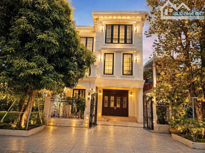 Biệt thự 3 tầng mt đường Đồng Khởi. Trung tâm Tp Huế