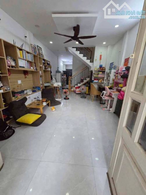Bán nhà Bình Thới ( 4,1 x 12 ) hẻm 8m sát mặt tiền xe hơi vào nhà.