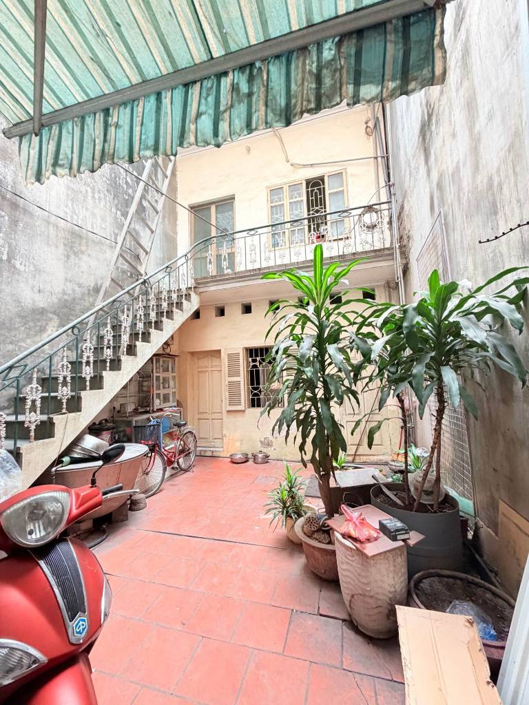 Bán nhà mặt phố Nguyễn An Ninh Hoàng Mai, DT 105M x2 tầng, giá 28 Tỷ, lô góc