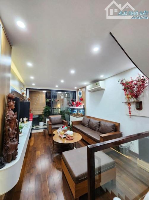 Bán gấp căn nhà mặt ngõ Đội Cấn, dân xây đẹp ngõ ba gác tránh, sổ 45m2 full đồ.Giá 11.5 tỷ