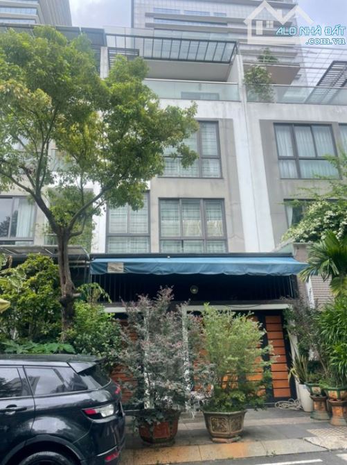 Bán biệt thự HADO CENTROSA, P,12, Quận 10. DT: 5.5*16M, KC: 4 tầng. Giá chỉ: 51 tỷ