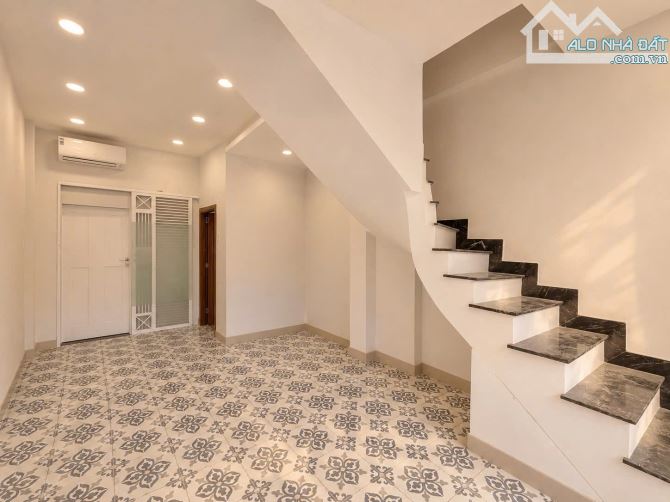 Mặt tiền Huỳnh Văn Bánh, 40m2, 4 tầng, 8PN, Mới, Vào liền, Giá 10.9 tỷ