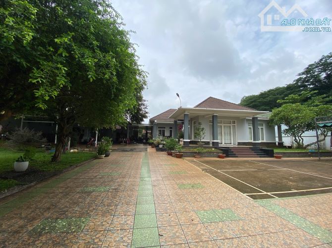 Bán biệt thự vườn 1489m2( 40x39) BA mặt tiền nhựa Trung tâm Suối Tre. NGỘP 9 tỷ