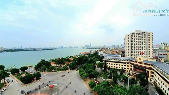GIA ĐÌNH BÁN CĂN HỘ TOÀ C18 LẠC LONG QUÂN, VIEW HỒ TÂY, 93m, 3PN, CẠNH LOTTE ĐÔNG NAM Á