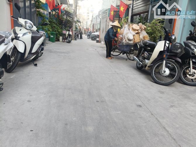 Hẻm 6m.451/ Hai Bà Trưng. Quận 3. DT: 4,7 x 17m. Vuông vức. CN 70m. Giá 12,8 tỷ TL