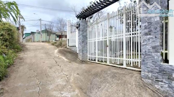 5,5 tỷ _ NHÀ MỚI XÂY dt 100m² VÀ ĐÃ HOÀN THIỆN ĐƯỜNG Ô TÔ 4m _ CÁCH 4 KM TỚI