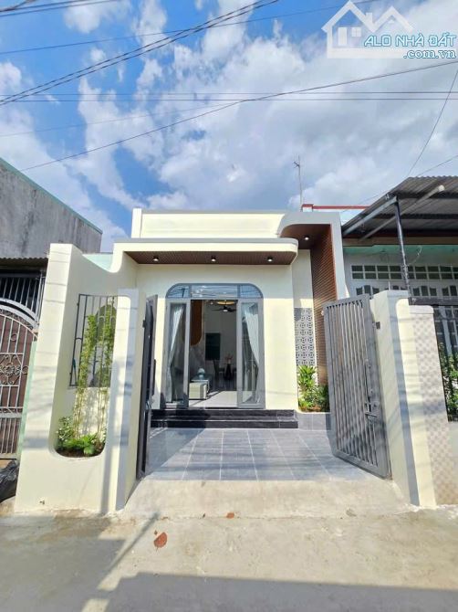Chủ xây bán nhà cấp 4 mới chỉ 1 tỷ 3xx triệu ngay Cty Chang Shin đường Đồng Khởi, gần UBND