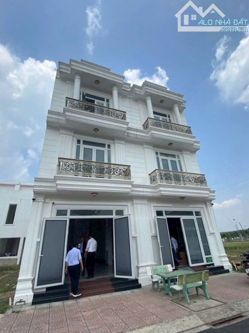 Nhà 1t2l ngay ngã tư 550, nhà có 3pn, sân thượng giá 1 tỷ 7 (70m2, 5x14)