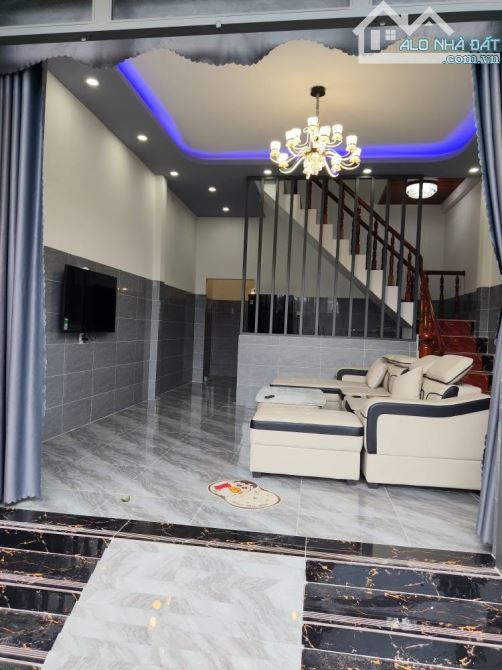 Bán gấp căn nhà 1 trệt 1 lững ở Bà Điểm, Hóc Môn sổ hồng sẵn 1tỷ 05 triệu.
