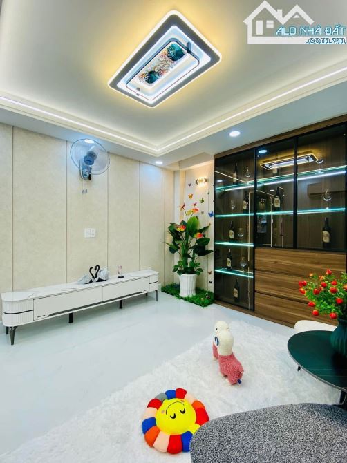Chỉ Với 5tỷ880 Sở Hữu Ngay Nhà Trên Đường Đặng Dung,P.Tân Định,Quận 1.Sổ sẵn.