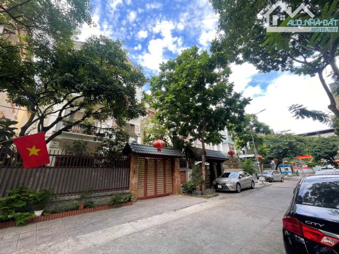 Biệt Thự Đơn Lập KDT Dịch Vọng Cầu Giấy 310m2 Mt 15m Có Hầm Thang Máy Ở Sướng Giá Rẻ