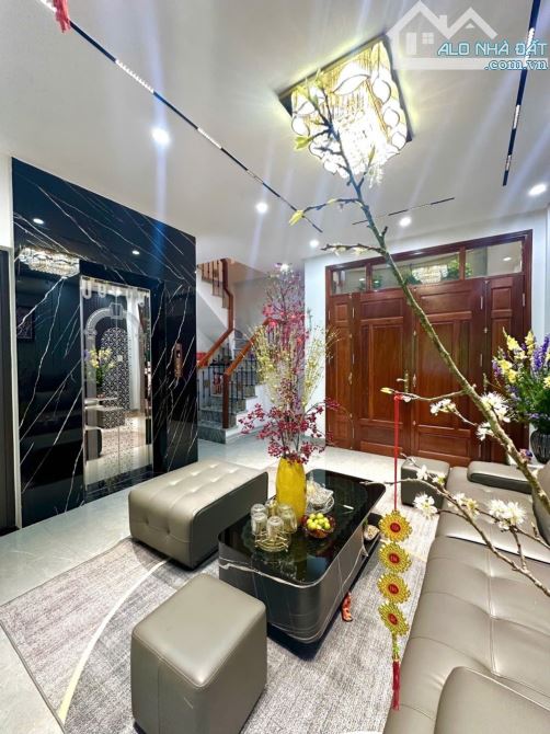 Chính Chủ Gửi Bán , Giá Rẻ Thứ 2 Bồ Đề , Có 1 Không 2 Thang Máy full Nội Thất,