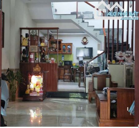 - Bán nhà 3 tầng,Góc 2 mặt tiền đường (15m) Kinh Dương Vương, DT102M2- Giá rẻ chỉ 11,3 tỷ