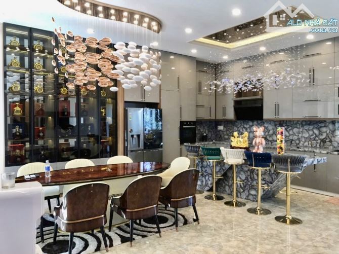 Biệt thự nghỉ dưỡng, hồ bơi, hồ cá koi _ HOÀ XUÂN, đấu lưng NGUYỄN PHƯỚC LAN - 3 Tầng, đầy