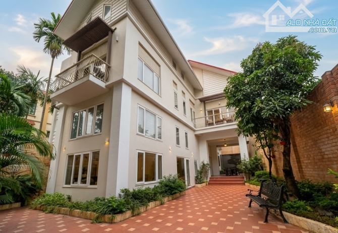 Bán Biệt thự 313m2 NGỌC THỤY, mặt tiền 13,5m, sân vườn rộng, ô tô tránh, gần Khai Sơn