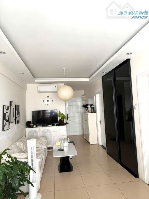 Bán CĂN HỘ 2 ngủ 2 WC tại toà GreenStars Phạm Văn Đồng. Tầng cao thoáng, Có Slot Ôtô.