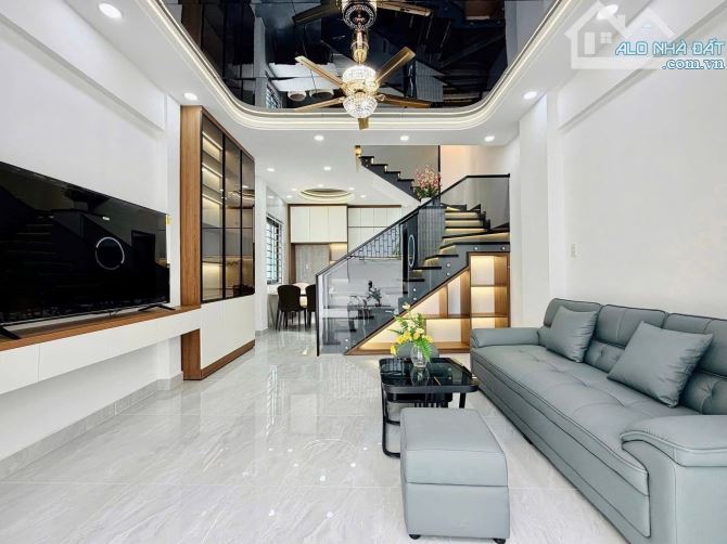 Căn nhà đẹp 52.5m2 gần chợ Phạm Văn Hai, Tân Bình. Giá: 3 tỷ 810. SHR, hẻm xe hơi 5m