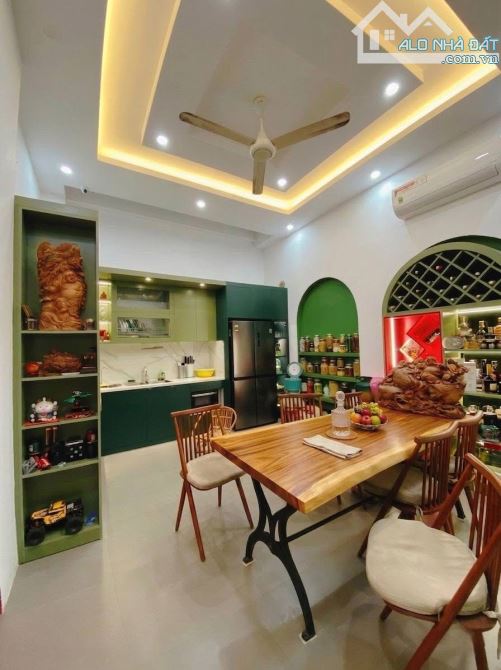 NHÀ ĐẸP TRUNG TÂM ĐỐNG ĐA, 5 TẦNG, NGÕ 3 GÁC TRÁNH, VÀI BƯỚC RA Ô TÔ , KHU SIÊU TIỆN ÍCH