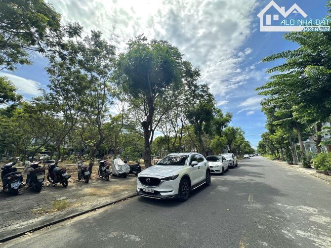 - Bán nhà 3 tầng đường ( 7m5) Nguyễn Sĩ Cố- Đối diện Công Viên. DT 103M2 – Giá 11.7 TY TL.