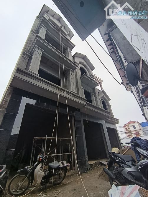 "Tin được không? Chỉ 3 tỷ có ngay nhà 4 tầng xây mới, cách chân cầu Kiến An đúng 200m!" Di