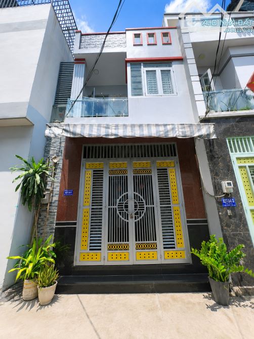 Bán nhà hẻm 827 Tỉnh Lộ 10, DT 4 x 17m, 2 tấm, 5.8 tỷ. Cạnh trường họ ,gần Aeon Mall