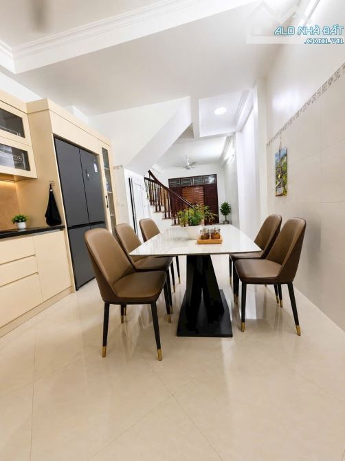 NHÀ DÂN XÂY PHỐ GIA QUẤT,40M , 4 NGỦ, NỘI THẤT CAO CẤP, NGÕ THÔNG,20M RA Ô TÔ TRÁNH, 7XTY