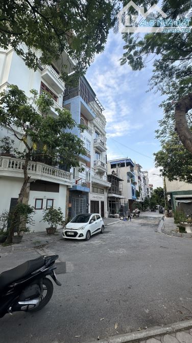 NHÀ PHỐ TÂN MAI, PHÂN LÔ Ô TÔ TRÁNH, VỈ HÈ RỘNG, KHU DÂN TRÍ CAO, AN NINH TỐT, SỔ ĐỎ 28 tỷ