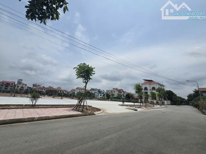 Bán Biệt Thự Đại Hoàng Long nhìn vườn hoa dt 322m mt 15m giá 29.6 tỷ