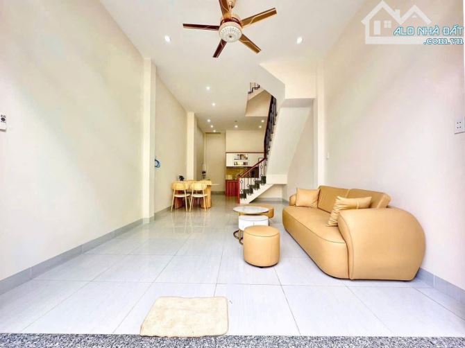 Căn nhà đẹp 52m2 gần chợ Phạm Văn Hai, Tân Bình. Giá: 3 tỷ 610. SHR, hẻm xe hơi 5m