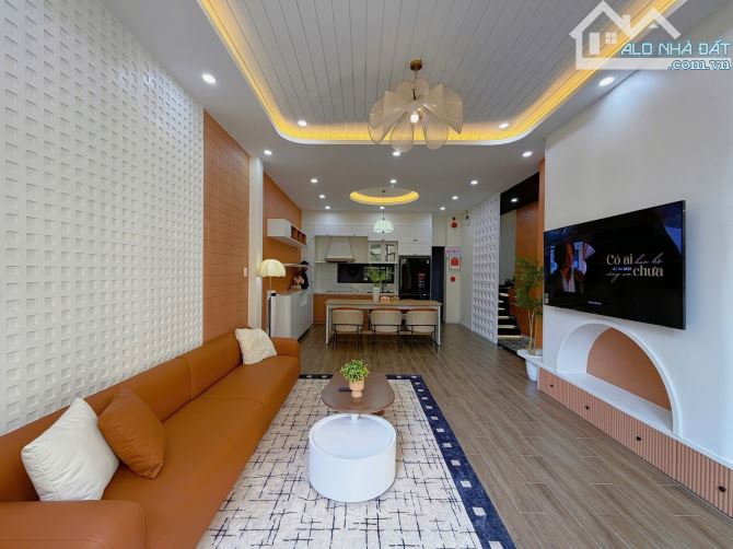 HIẾM CÓ - ĐỐNG ĐA - Lõi Trung tâm nhà đẹp 3 tầng cách mặt tiền 30 m - 88 M2 - Giá 10,9 tỷ