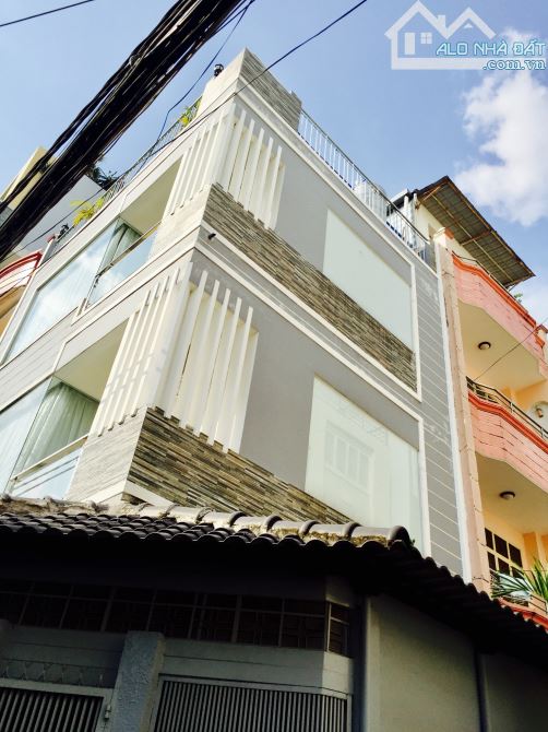 Cực tốt ngang 6,5m dài 17m! Bán nhà góc 2 MT 958 Lạc Long Quân gần chợ Tân Bình, 3 tầng