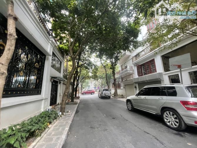 Bán Biệt Thự Ngõ 64 Lưu Hữu Phước 136m2 Mt 12,5m Sát Vườn Hoa Nhà Đẹp ở Ngay Giá Tốt