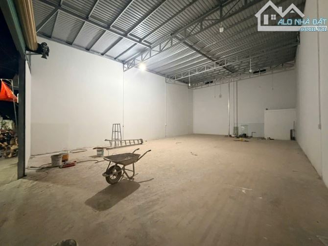 bán nhà kho phù hợp làm xưởng may gia công . gần chợ bình chuẩn diện tích 174m2