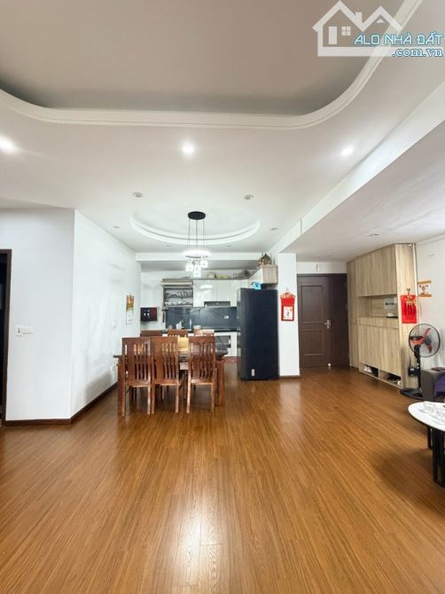 Bán căn hộ chung cư Resco, đường Phạm Văn Đồng, 3 thoáng, 105m, 4 ngủ, nội thất đẹp.