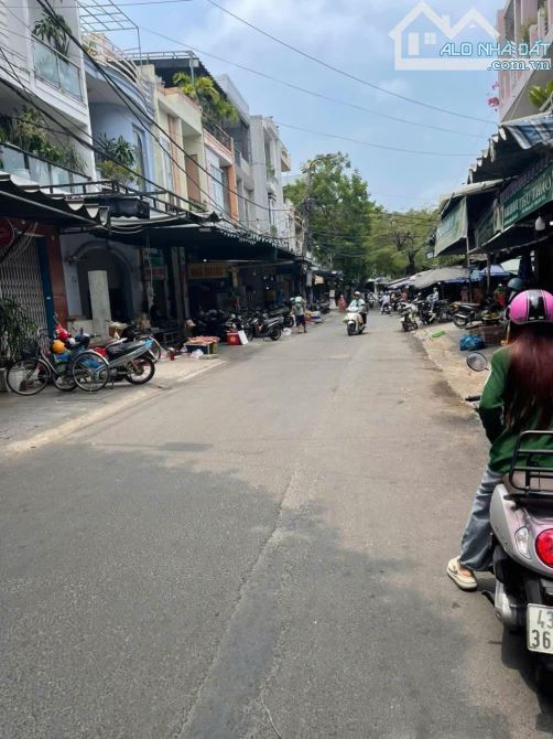 - Bán nhà 2 tầng đường Mỹ Đa Đông 3 - Ngay chợ Bắc Mỹ An. DT 77M2 – Giá 10.8 TỶ TL.