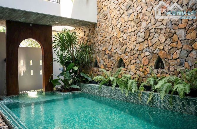 BÁN TÒA BOUTIQUE ĐINH ĐẠT, NGAY BIỂN MỸ KHÊ Diện tích: 162m2, ngang 10m Thiết kế 4 tầng có