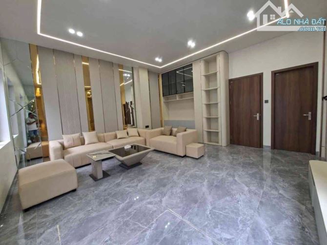 Biệt Thự Sân Vườn Nguyễn Văn Cừ Long Biên - 97m - Thang Máy Full Nội Thất Xịn