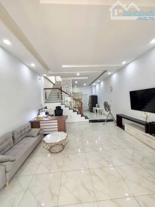 Nhà 2 tầng đẹp kiên cố Bùi Lâm DT 75m2, gần biển Phạm Văn Đồng, giá tốt