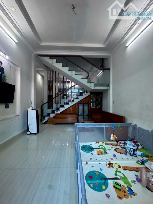 NHÀ 2,5 TẦNG TÂM HUYẾT KIÊN CỐ FULL NỘI THẤT TRUNG TÂM THÀNH PHỐ, GIÁ 2 TỶ 990 TRIỆU