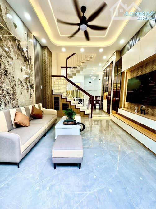 Bán nhà 49.5m2 ngay Huỳnh Văn Bánh, Phú Nhuận. Giá: 4 tỷ 180. SHR, pháp lí sạch