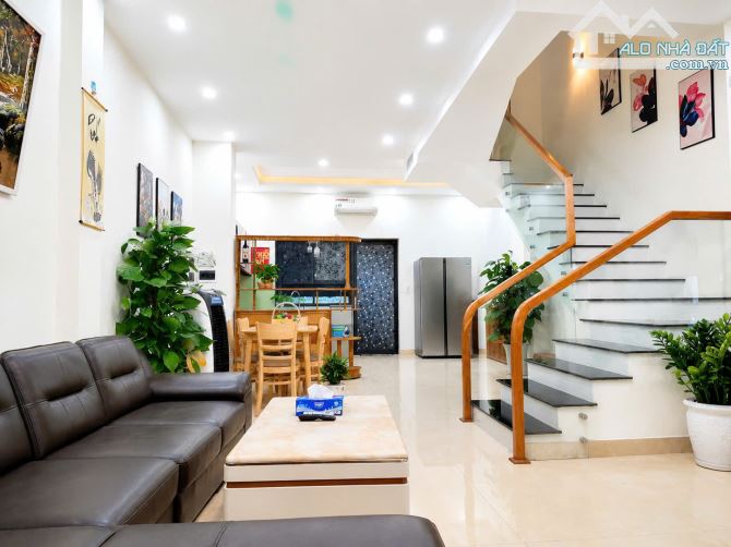 Bán nhà 3 tầng đầy đủ nội thất khu đô thị VSIP Quảng Ngãi giá mềm