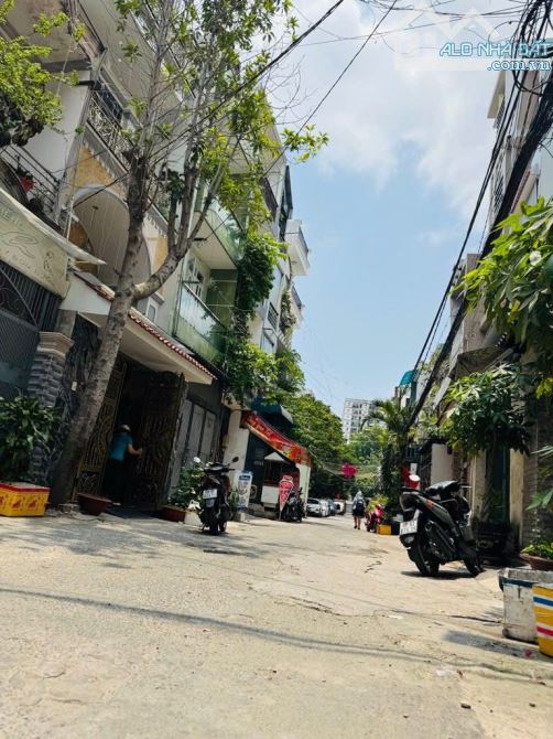 NGAY CHỢ TÂN HƯƠNG NHÀ 5 TẦNG BTCT CÓ THANG MÁY DT 5X20 CHỈ 11 TỶ NHỈNH