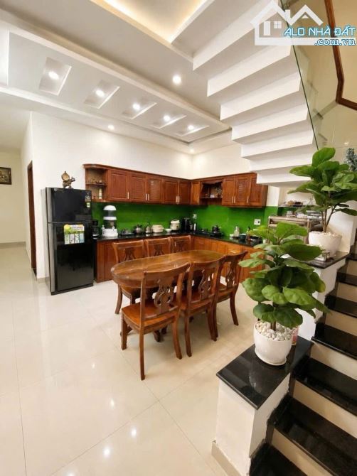 BÁN NHÀ 3 TẦNG MẶT TIỀN Nguyễn Khang – NGANG 5M – GIÁ CỰC TỐT