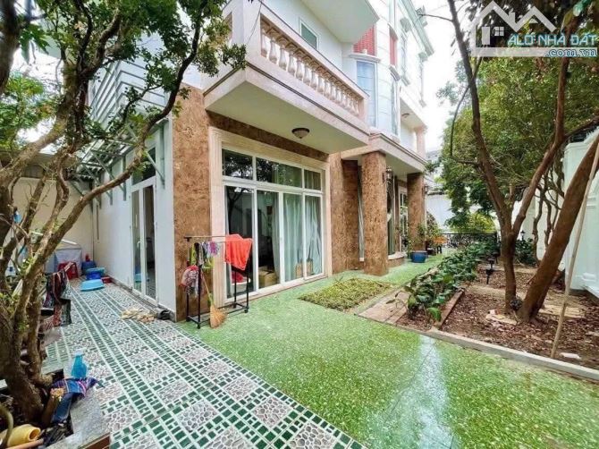 BIỆT THỰ SÂN VƯỜN HỒ BƠI BÊN SÔNG SÀI GÒN, NGAY CÔNG VIÊN ĐIỆN ẢNH, KHU VIP NHẤT HIỆP BÌN