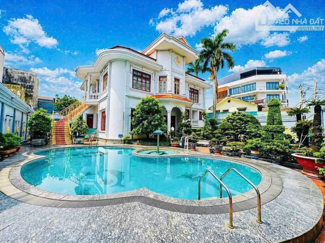 Siêu biệt thự. MT Hồ Bá Phấn. (Quận 9 cũ) hơn 1.000m. 3 tầng - giá 68 tỷ